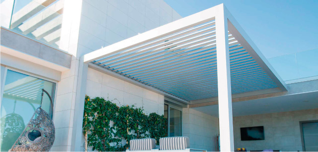 Pergolas bioclimaticas, fabricación a medida para patios, terrazas y jardines. Pergolas de aluminio con diseño elegante y moderno, color blanco. Presupuesto e instalación en Alicante, España